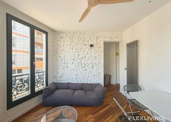 Superb Spacious Located At Mont Cenis Parigi